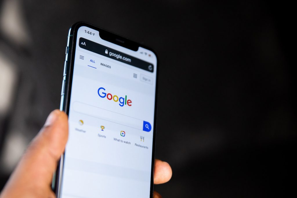 Comment activer OK Google sur votre téléphone ? Découvrez comment profiter des fonctionnalités et commandes vocales offertes par le système Google Assistant sur votre appareil mobile.