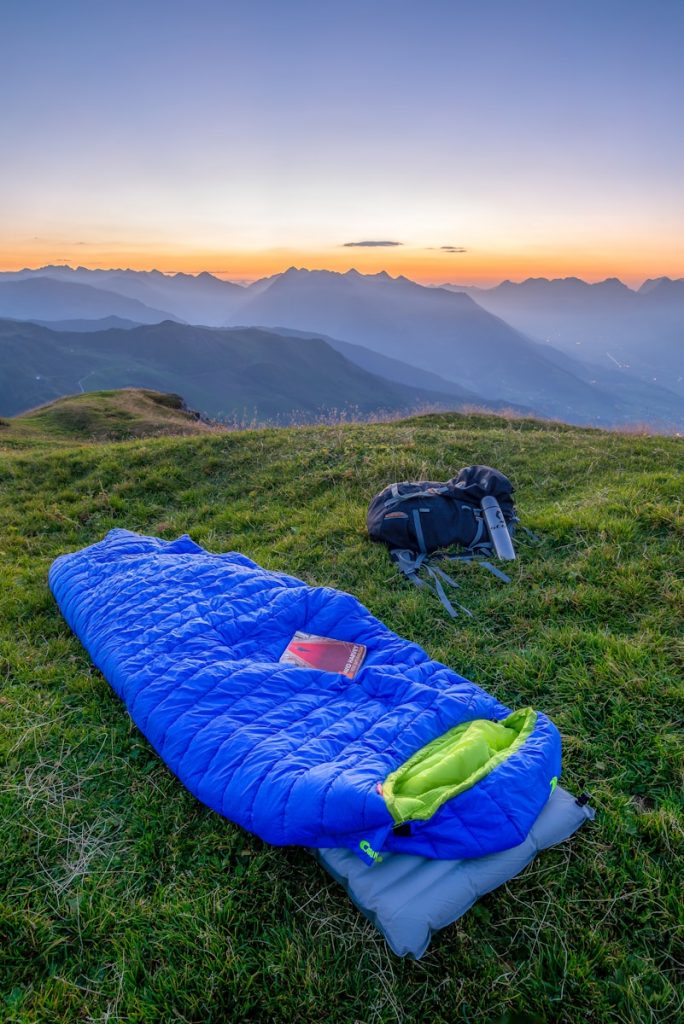 Le guide ultime pour choisir le sac de couchage parfait pour vos bivouacs montagne estivaux