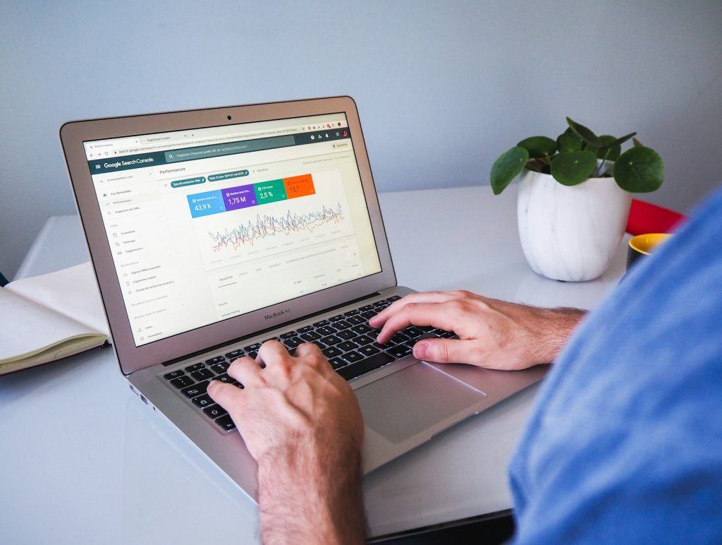 Ubersuggest ou Ranxplorer : Quel Outil SEO Va Booster Votre Site en 2025 ? Le Duel Ultime !